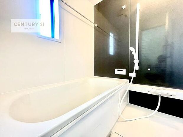 落ち着きある大人の雰囲気のバスルームは、味が出ていてバスタイムが充実!お仕事頑張っているご褒美にお好みの香りの入浴剤を入れて、楽しんでみてはいかがでしょうか?