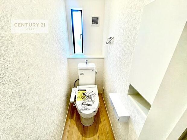 1・2階にトイレがございます!朝の忙しい時間帯も待たずにすみそうですね。白を基調とした清潔感のあるトイレでお手入れがしやすいです!