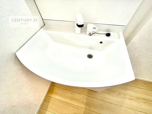 深い洗面台ボウルは、水が跳ねにくいのでお手入れが楽々!清潔感が保てます!キレイな洗面所で自分磨きのモチベーションが上がりますね!