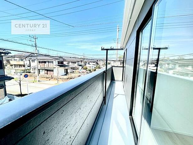 広々としているバルコニーです！お洗濯物を干すのはもちろん風に当たりながらくつろぎタイムが送れます！