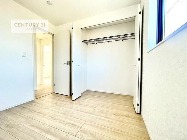 収納スペースがついています!居室をスッキリ整頓する事ができますね。家具を選ばないシンプルなデザインの為、家具を選ばずお気に入りの空間作りができそうですね。