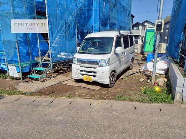 駐車スペースは2台分あります!セカンドカーはもちろん、バイクや自転車なども置き場所に困りません。