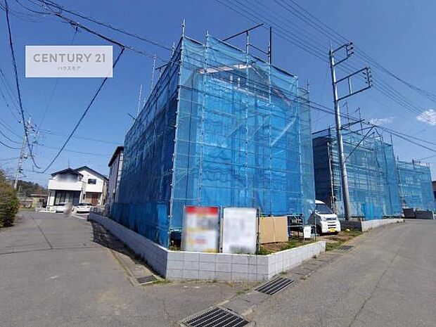 前面道路は6m×5m!陽当り良好な立地です。車庫入れが苦手な方も安心ですね。