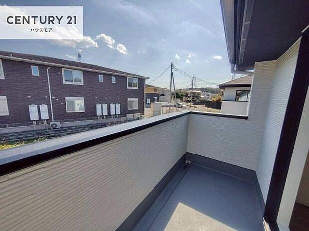 陽当たりの良いバルコニーで、お洗濯物もよく乾きそうですね!お天気の良い日にはバルコニーへ出てリフレッシュするのも気持ちよさそうです。