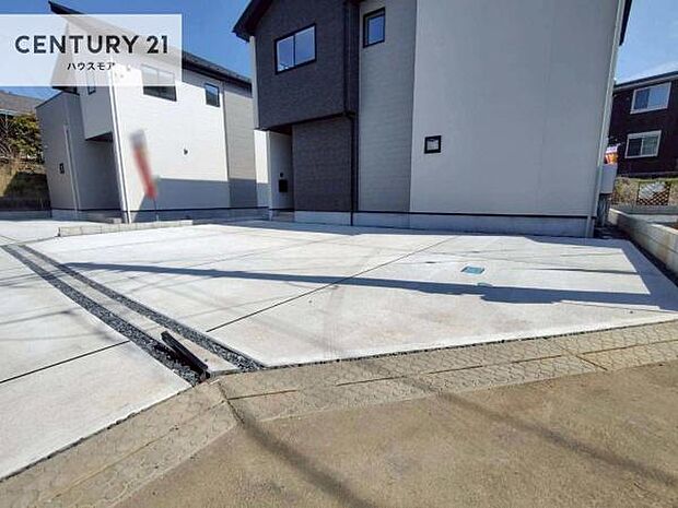 駐車スペースは2台分あります!セカンドカーはもちろん、バイクや自転車なども置き場所に困りません。