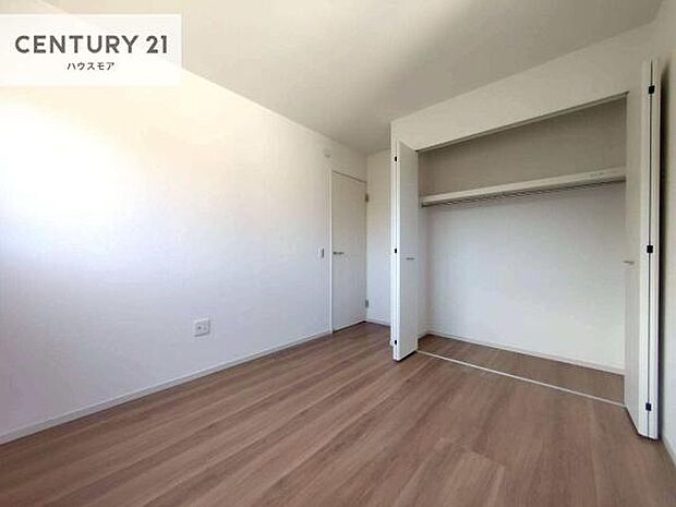 収納スペースがついています!居室をスッキリ整頓する事ができますね。家具を選ばないシンプルなデザインの為、家具を選ばずお気に入りの空間作りができそうですね。