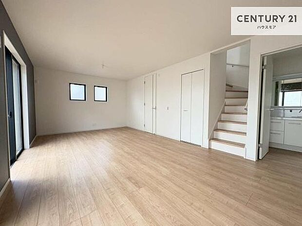 開放感のある広々LDK！ソファーやダイニングテーブルを置いても窮屈にならないので快適に過ごせます！コミュニケーションが取りやすいリビングです！