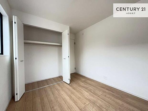 掃き出し窓がないお部屋は、お子様のお部屋としても安心です！収納スペースも充実しているので散らかったお部屋をサッと片付けられます！