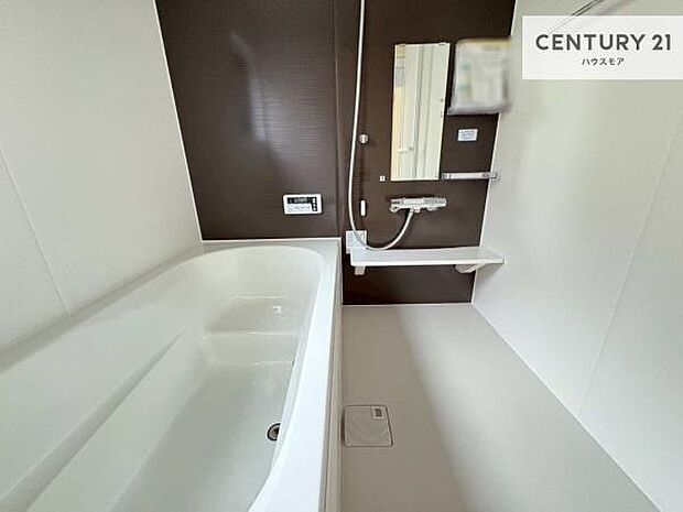 落ち着きある大人の雰囲気のバスルームは、味が出ていてバスタイムが充実！お仕事頑張っているご褒美にお好みの匂いの入浴剤を入れて、楽しんでみてはいかがでしょうか？