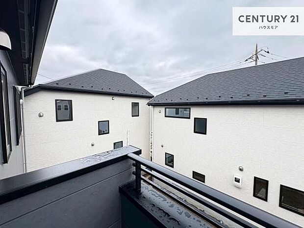 晴れた日には青い空を見渡せる開放的な時間を楽しめます。気持ちの良い風が通り抜ける街並みです！