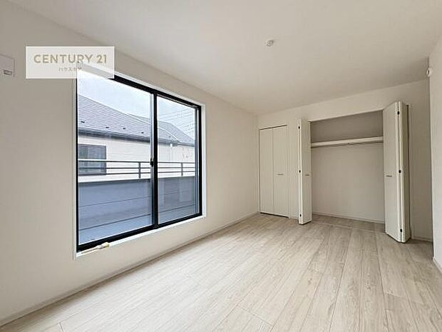 バルコニーに面している洋室です。明るく温もりがあり、換気もしっかりできます!朝起きて、外に出て背伸びをしつつ深呼吸をし良い朝を迎え入れることができます。