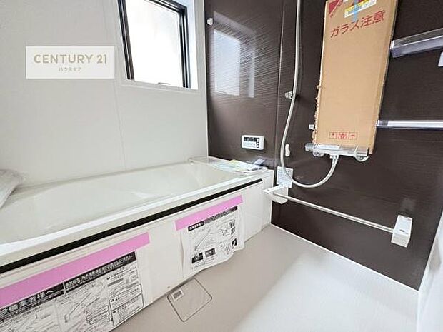 落ち着きある大人の雰囲気のバスルームは、味が出ていてバスタイムが充実!お仕事頑張っているご褒美にお好みの匂いの入浴剤を入れて、楽しんでみてはいかがでしょうか?