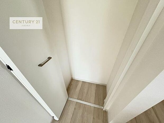 住空間をすっきり使うためには必須ポイントの収納スペースですよね。是非現地でご確認ください!