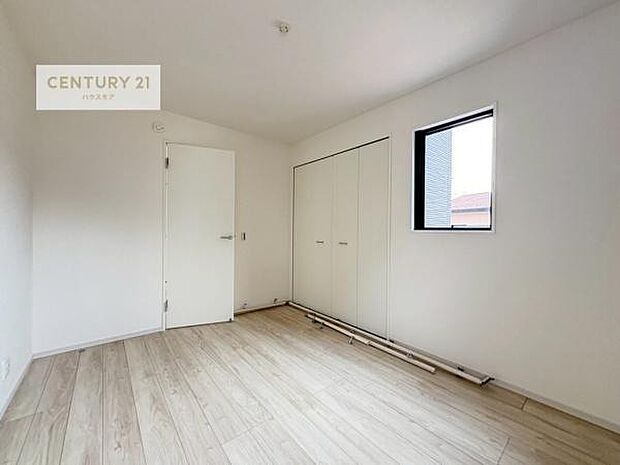 明るい室内は、風通しも良く、明るく大変居心地の良い空間となっております。リラックスして過ごせる心地の良いお部屋です!