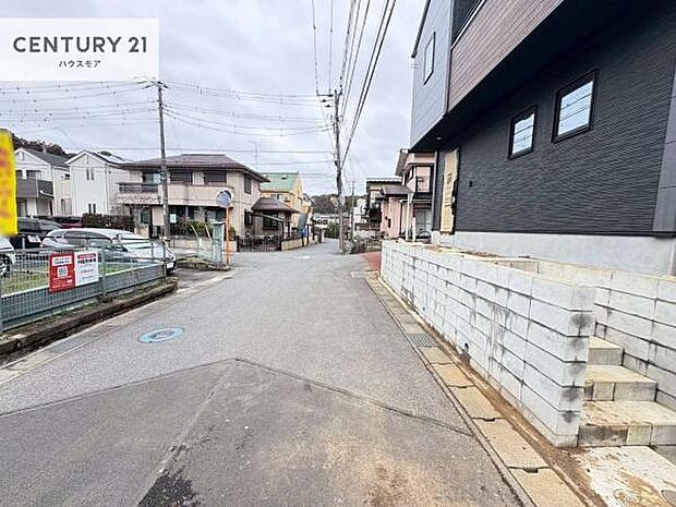 前面道路は6m×4m×4m!陽当り良好な立地です。車庫入れが苦手な方も安心ですね。