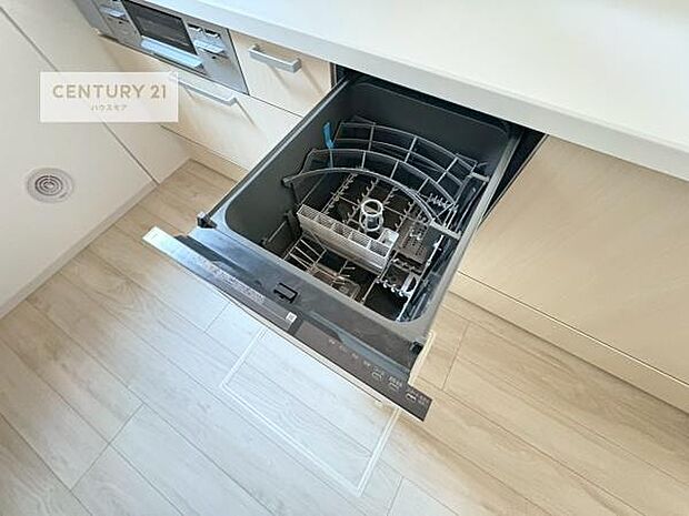 食洗機付きのキッチンです!忙しい時や手荒れ防止として大変活躍する便利な仕様です!ビルトインなのでキッチンの場所を取らず調理スペースを広く使うことが出来ます!