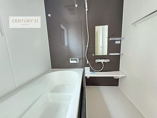 落ち着きある大人の雰囲気のバスルームは、味が出ていてバスタイムが充実!お仕事頑張っているご褒美にお好みの香りの入浴剤を入れて、楽しんでみてはいかがでしょうか?