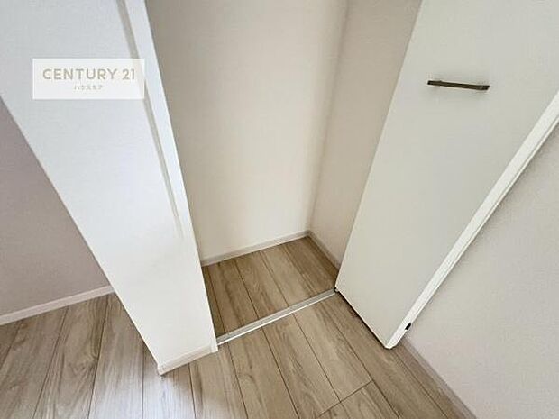 住空間をすっきり使うためには必須ポイントの収納スペースですよね。是非現地でご確認ください!