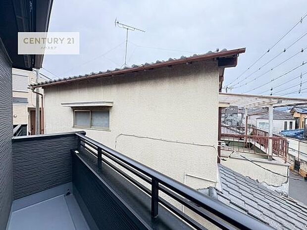 広々としているバルコニーです!お洗濯物を干すのはもちろん風に当たりながらくつろぎタイムが送れます!