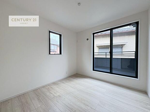 2面採光を確保した明るい室内は、風通しも良く、明るく大変居心地の良い空間となっております。リラックスして過ごせる心地の良いお部屋です!