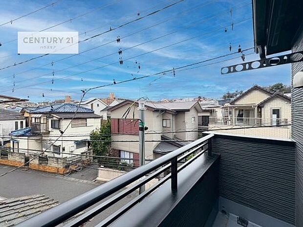 眺望良好なバルコニー。お天気のいい日にはバルコニーへでてリフレッシュするのもいいですね!