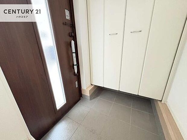 シューズボックス付きなので、玄関が片付きお掃除がしやすいです!スッキリした玄関で戸を開けた瞬間、清潔感のある心地いい空間が出迎えてくれます。