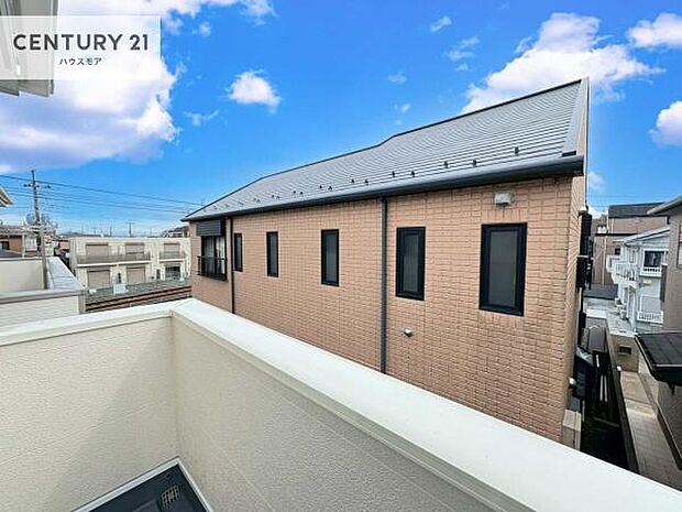 晴れた日には青い空を見渡せる開放的な時間を楽しめます。気持ちの良い風が通り抜ける街並みです!