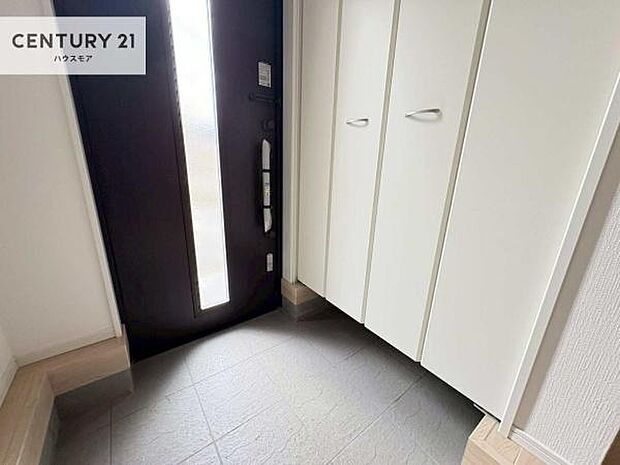 シューズボックス付きなので、玄関が片付きお掃除がしやすいです!スッキリした玄関で戸を開けた瞬間、清潔感のある心地いい空間が出迎えてくれます。