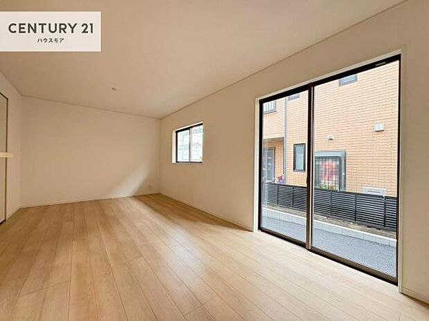 大きな窓からたっぷりの陽ざしが入る明るいリビング。開放感のあるリビングで家族団らんのくつろぎの時間を過ごせます!当日のご見学可能です!是非現地で陽当たりなどご体感くださいませ!