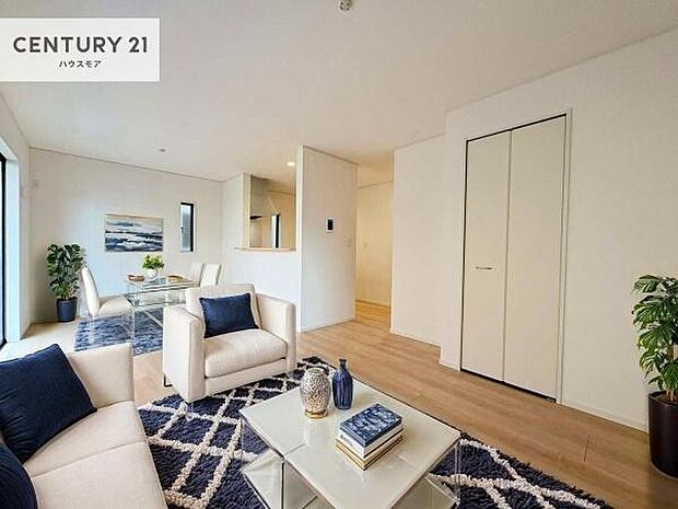 家具はCGパースです。大切な家族が集まるからこそLDKにはこだわりたい。子供たちが元気に笑いながら走り回っている姿を見た時が「広い家にして良かった」と思う瞬間です。