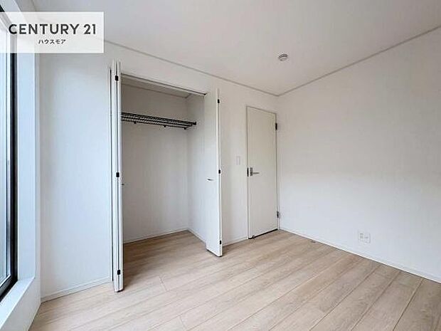 収納力のある洋室です。お部屋もすっきり広々と使えて気持ちが良いです!キレイな明るいお部屋で過ごすのは、更にのんびりゆっくりできますね!