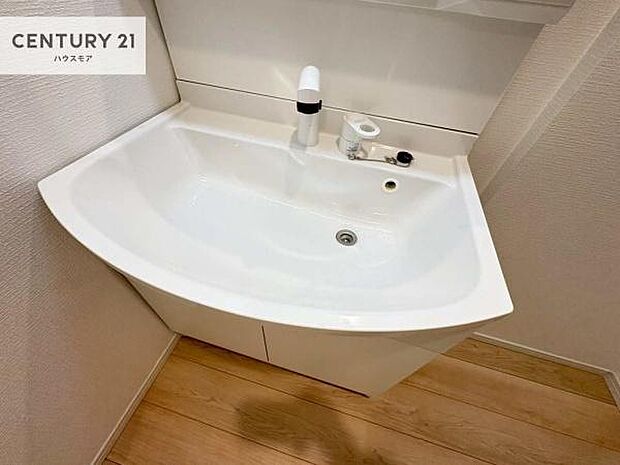 深い洗面台ボウルは、水が跳ねにくいのでお手入れが楽々!清潔感が保てます!キレイな洗面所で自分磨きのモチベーションが上がりますね!