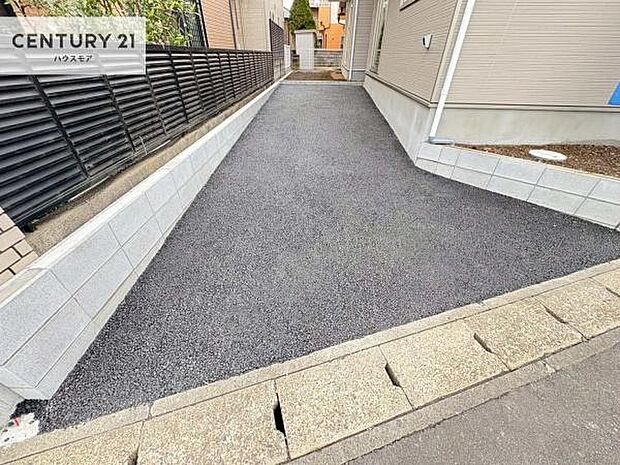 駐車スペースは2台分あります!セカンドカーはもちろん、バイクや自転車なども置き場所に困りません。