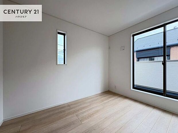 明るい室内は、風通しも良く、明るく大変居心地の良い空間となっております。リラックスして過ごせる心地の良いお部屋です!