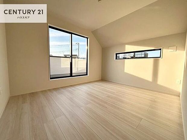 バルコニーへ面した洋室なので天気のいい日はバルコニーへ出てリフレッシュするのもいいですね!充実したプライベートタイムが送れる洋室!陽当たり、風通し良好です。【現地販売会開催中】