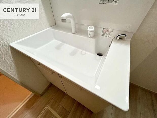 深い洗面台ボウルは、水が跳ねにくいのでお手入れが楽々!清潔感が保てます!キレイな洗面所で自分磨きのモチベーションが上がりますね!【現地販売会開催中】