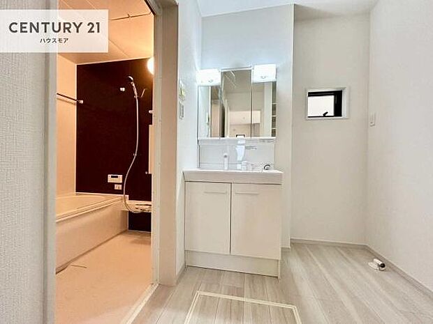 小窓付きの明るい洗面室です!湿気もすぐに入れ替えができて清潔に保つことができます!自然光が差し込むのでお化粧の仕上がりも良くなりますね!【現地販売会開催中】