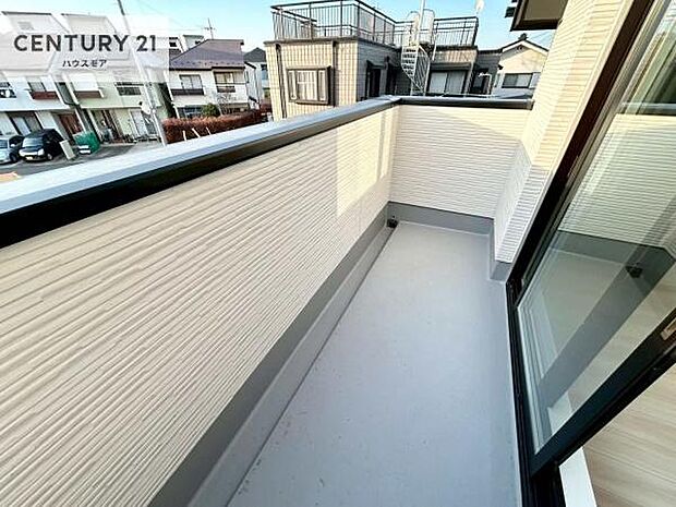 広々としているバルコニーです!お洗濯物を干すのはもちろん風に当たりながらくつろぎタイムが送れます!【現地販売会開催中】