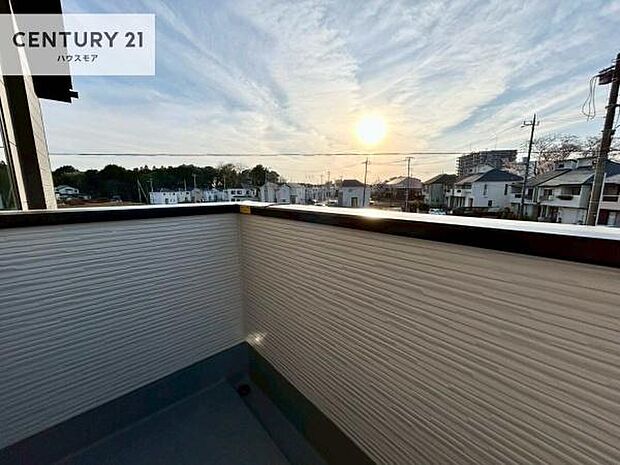 晴れた日には青い空を見渡せる開放的な時間を楽しめます。気持ちの良い風が通り抜ける街並みです!【現地販売会開催中】