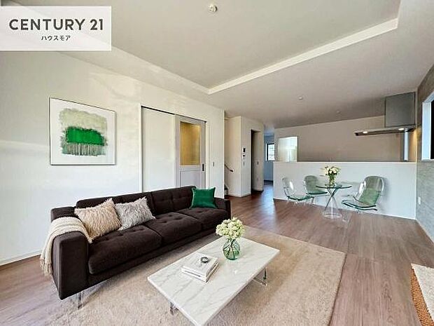 家具はCGパースです。心地良いリビングは家族が自然と集まります。家族団欒の時間が増えそうです。ご家族と、より一層充実した時間を過ごせそうですね。【現地販売会開催中】