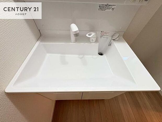 深い洗面台ボウルは、水が跳ねにくいのでお手入れが楽々!清潔感が保てます!キレイな洗面所で自分磨きのモチベーションが上がりますね!【現地販売会開催中】