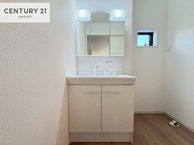 小窓付きの明るい洗面室です!湿気もすぐに入れ替えができて清潔に保つことができます!自然光が差し込むのでお化粧の仕上がりも良くなりますね!【現地販売会開催中】