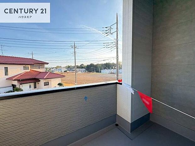 陽当たりの良いバルコニーで、お洗濯物もよく乾きそうですね!お天気の良い日にはバルコニーへ出てリフレッシュするのも気持ちよさそうです。【現地販売会開催中】