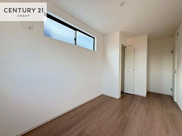 収納スペースがついています!居室をスッキリ整頓する事ができますね。家具を選ばないシンプルなデザインの為、家具を選ばずお気に入りの空間作りができそうですね。【現地販売会開催中】