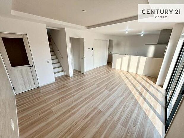 心地良いリビングは家族が自然と集まります。家族団欒の時間が増えそうです。ご家族と、より一層充実した時間を過ごせそうですね。【現地販売会開催中】