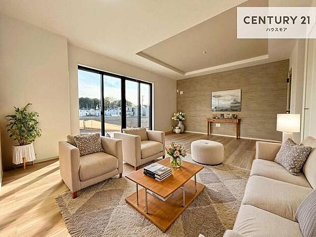 家具はCGパースです。大きな窓からたっぷりの陽ざしが入る明るいリビング。開放感のあるリビングで家族団らんのくつろぎの時間を過ごせます!【現地販売会開催中】