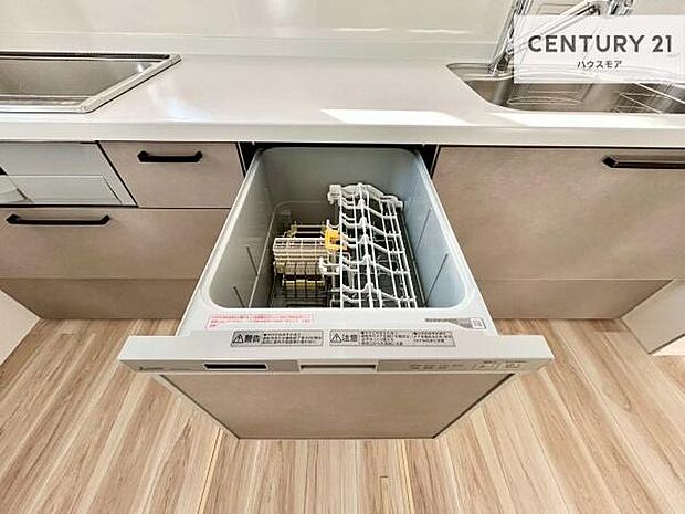 食洗機付きのキッチンです!忙しい時や手荒れ防止として大変活躍する便利な仕様です!ビルトインなのでキッチンの場所を取らず調理スペースを広く使うことが出来ます!【現地販売会開催中】