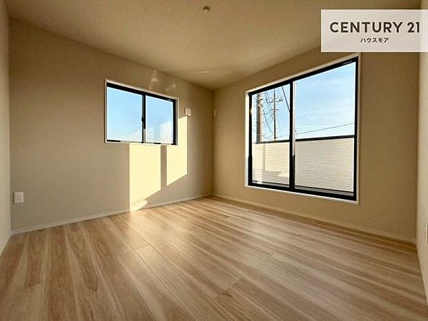 バルコニーへ面した洋室なので天気のいい日はバルコニーへ出てリフレッシュするのもいいですね!充実したプライベートタイムが送れる洋室!陽当たり、風通し良好です。【現地販売会開催中】