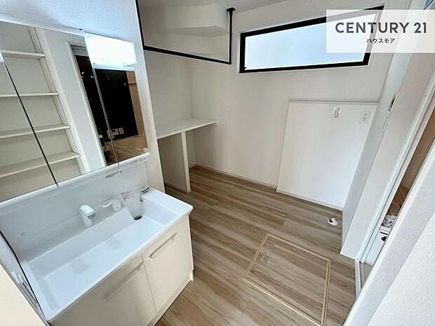 広々とした洗面室は、朝の身支度の時間もゆったり使える快適な空間。アイロン掛けや着替えの置き場所にも便利なカウンターつき!【現地販売会開催中】