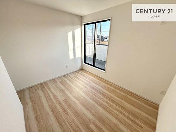 明るく風通しの良い居室です。「シンプル」にデザインされた室内。自由度が高いので家具やレイアウトでお好みの空間を創り上げられます。是非一度、現地にてご確認ください。【現地販売会開催中】